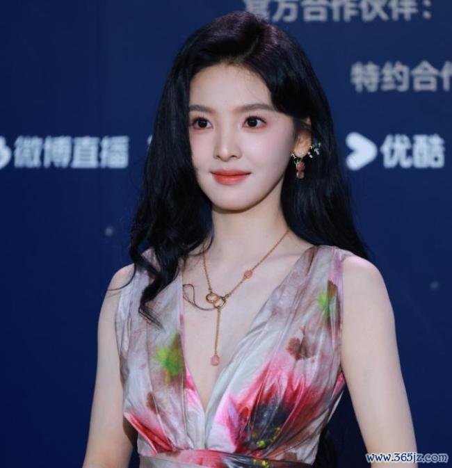 张天爱好意思神转头,一袭白裙阴凉优雅 红毯高档感拉满