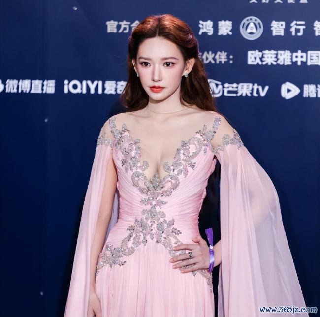 张天爱好意思神转头,一袭白裙阴凉优雅 红毯高档感拉满